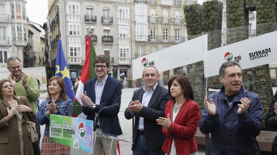 20140509 Acto en Gasteiz - Ramiro Gonzalez Izaskun Bilbao