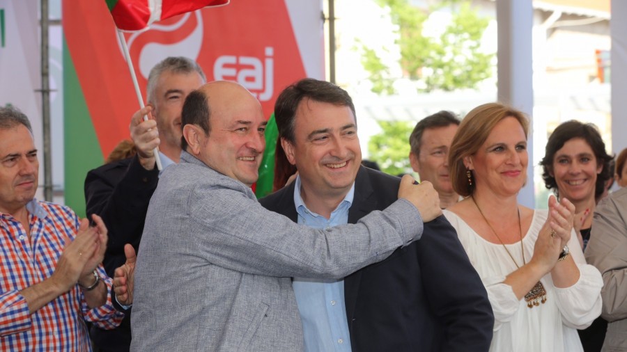 Acto en Getxo. Aitor Esteban, Iñigo Urkullu y Andoni Ortuzar (11-06-2016)