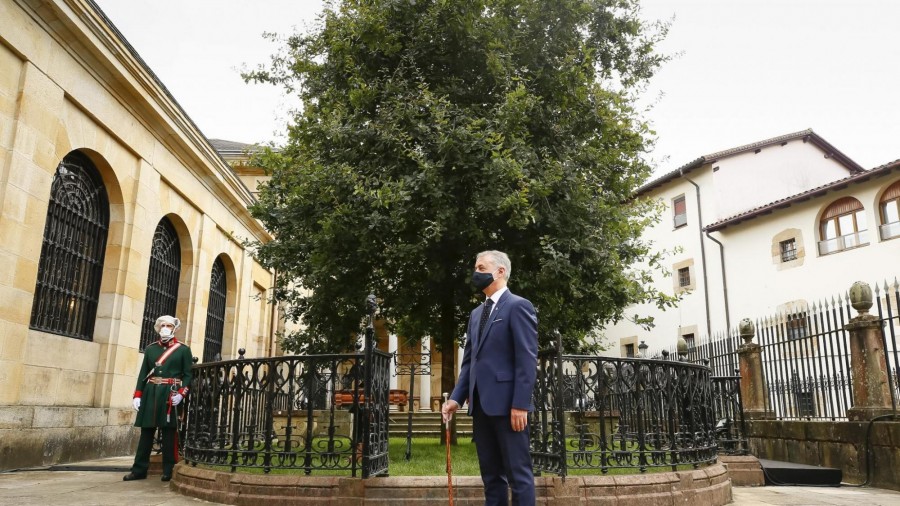 Iñigo Urkullu lehendakariak Gernikako zuhaitzaren azpian egin du karguaren zina - 2020