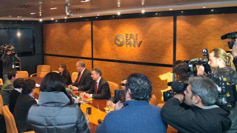 Encuentro con las delegaciones de EH-Bildu y PSE-PSOE