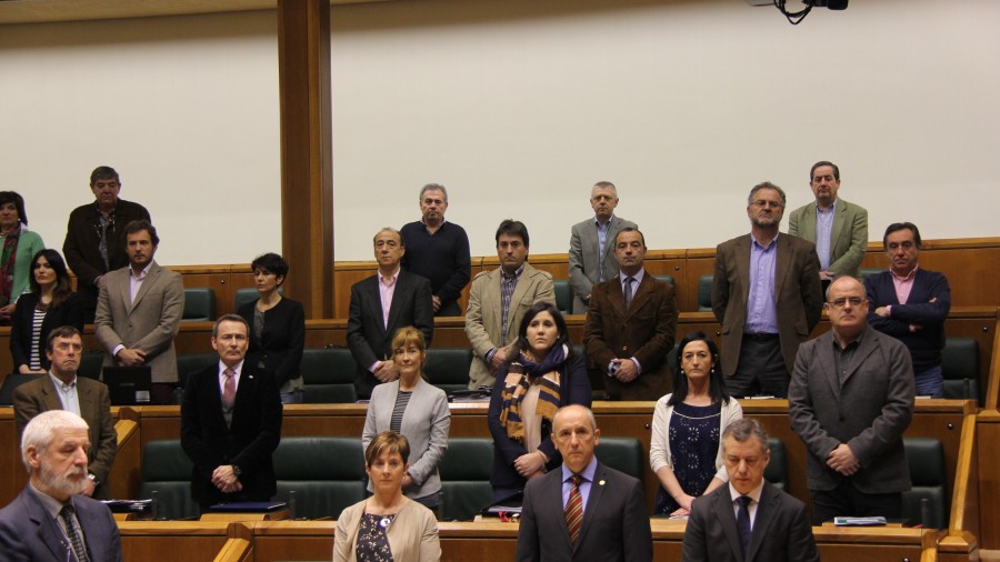 Minuto de silencio en el Parlamento en recuerdo de Azkuna