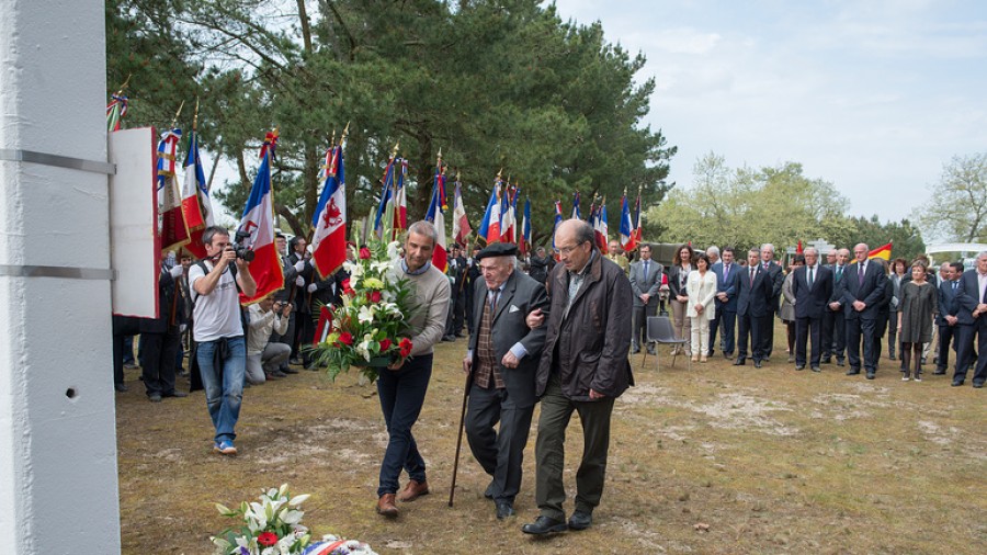 El lehendakari rinde homenaje a los gudaris del Batallón Gernika en el 70 aniversario de la batalla de la Pointe de Grave