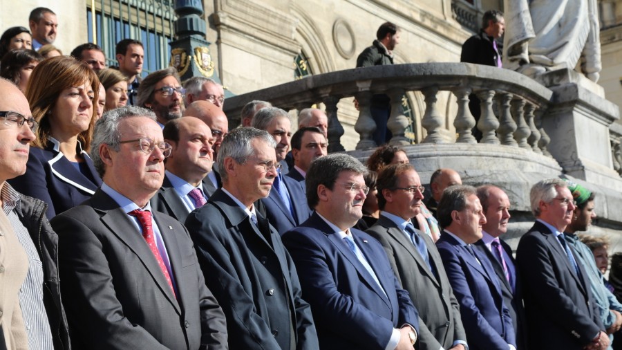 EAJ-PNV secunda los cinco minutos de silencio por los atentados terroristas de París