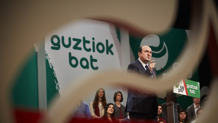 Ortuzar se compromete a trabajar para que los caminos de Navarra, la CAV e Iparralde “confluyan en una avenida hacia la libertad”
