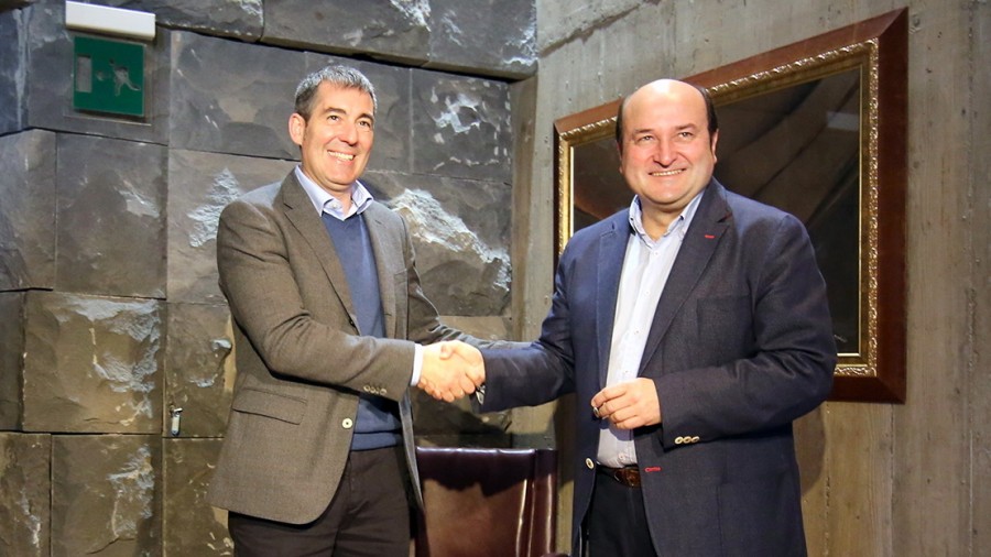 El presidente de Canarias, Fernando Clavijo, recibe a la delegación jeltzale que encabeza Andoni Ortuzar