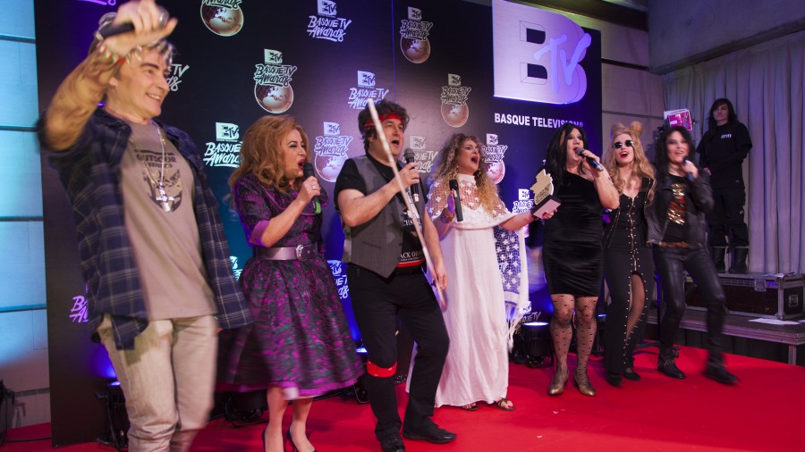 “We are on the top, Euskadi Bai! Los MTV, el Zinemaldi, saltos Red Bull, BBK Live; a San Fermín hemos de ir y a la Capital más Green. Euskadi bai! ¡Euskadi es guay!”