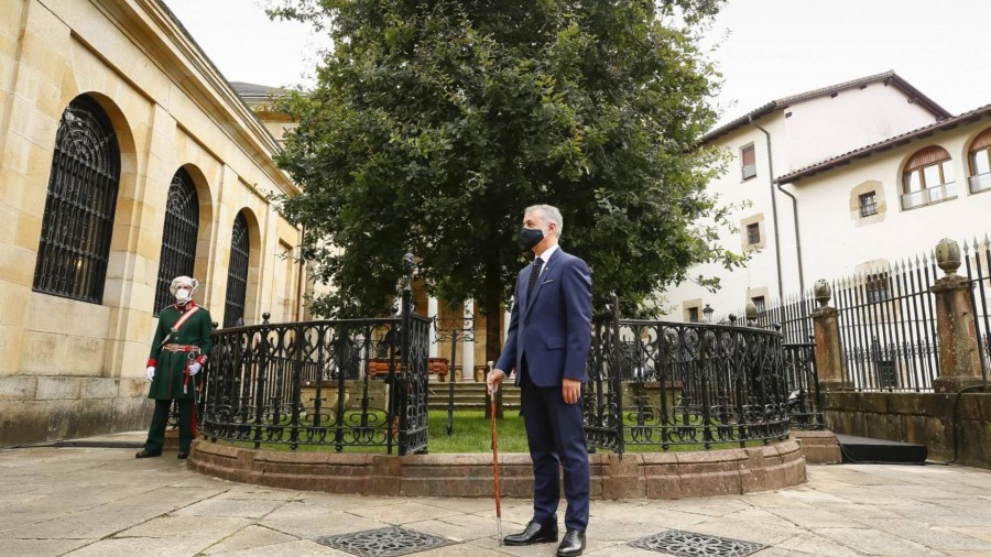 Urkullu jura su cargo bajo el Árbol de Gernika