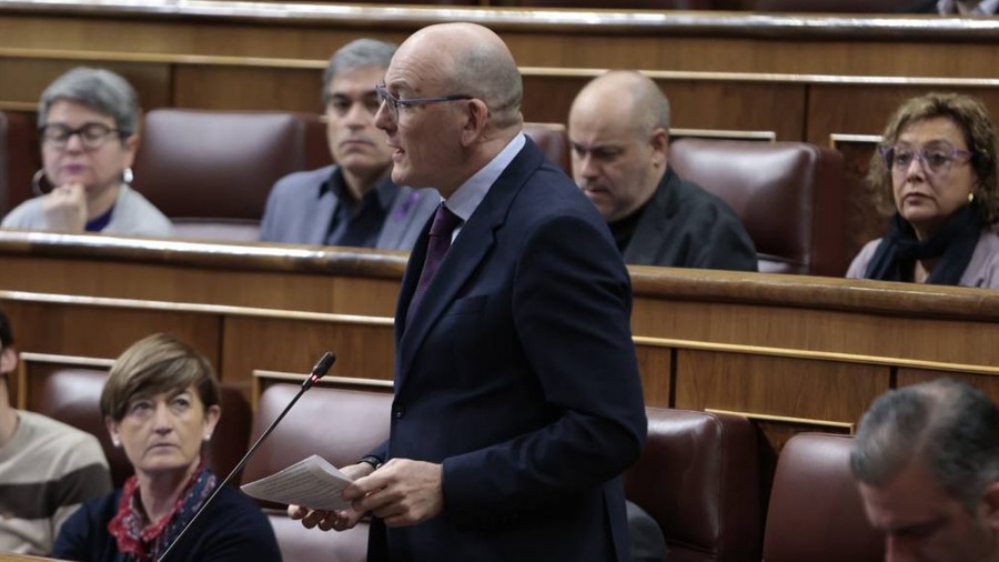 Euskararekiko konpromiso eskasa egotzi dio Euskal Taldeak Espainiako Gobernuari