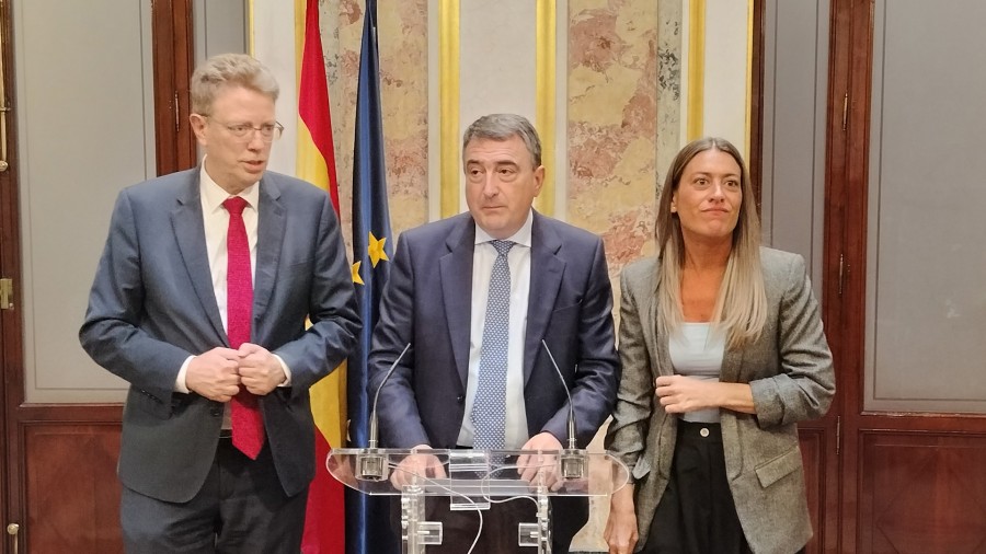 EAJ, Junts eta PDeCAT  elkarrekin agertu dira Etxebizitza Legeak eskuduntzak inbaditzen dituela salatzeko