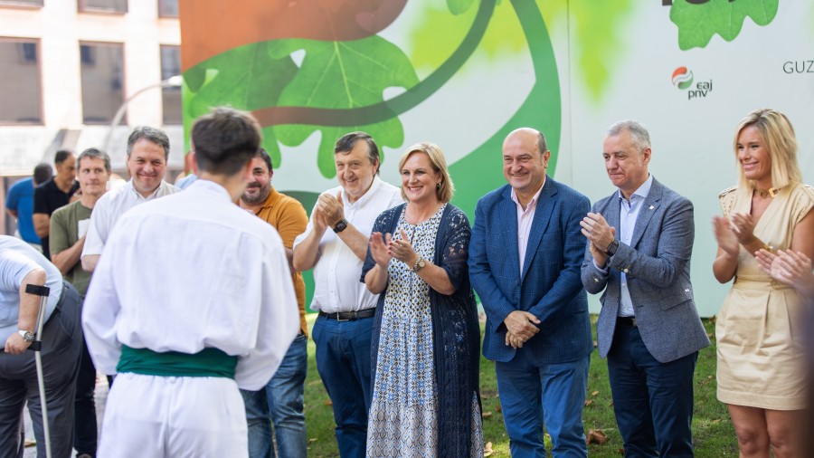 “Inork ere ez dezala zalantzan jarri: EAJk hemen jarraitzen du, zutik eta indartsu, Herri hau bere askatasunerako bidean lideratzen jarraitzeko”