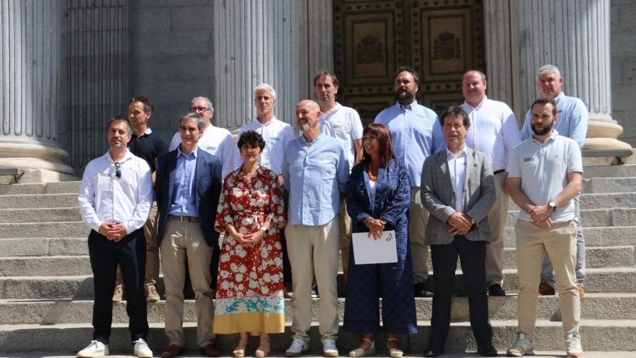 EAJ-PNVren Bizkaiko eta Arabako ordezkariak Kongresuan izan dira gaur,  Espainiako gobernuari jarduketa plan zehatz bat eskatzeko Hegoaldeko Tren Saihesbideak ukituko dituen udalerrientzat 
